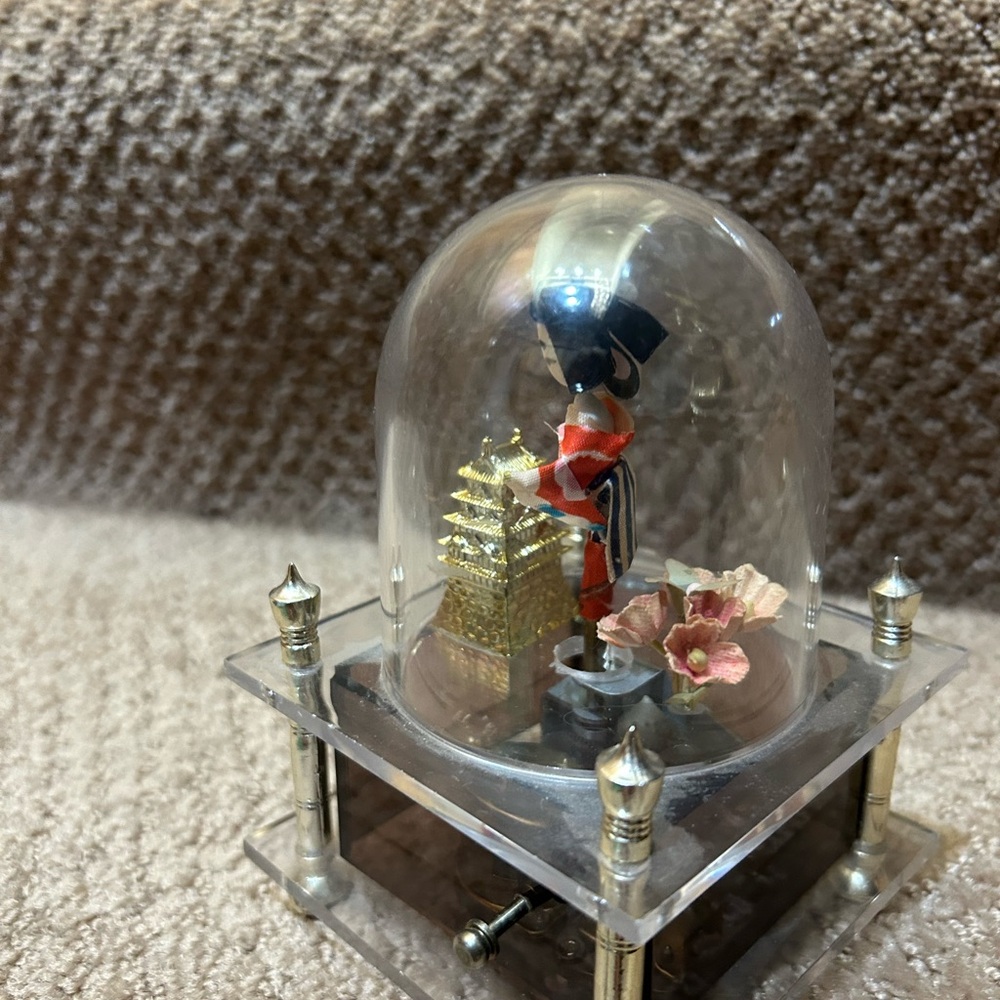 Working Vintage Japanese Doll Music Box with Gold Pagoda Vintage Geisha - Picture 3 of 8